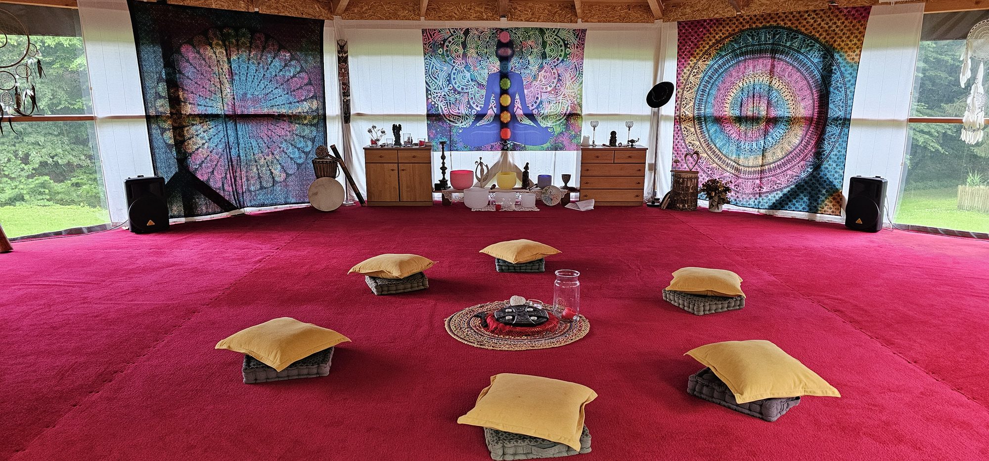Innenansicht des Lotus-Raums mit Altar, Klangschalen und Meditationskissen im Casa Lakshmi