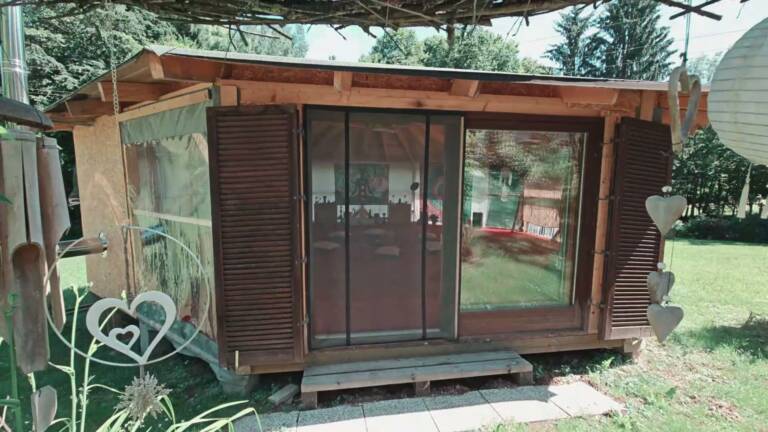 Holzernes Gartenhaus mit Herz-Anhängern auf dem Anwesen des Bewusstseinszentrums Casa Lakshmi